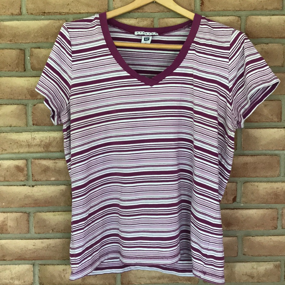Gap size XL v-neck, short sleeved tee